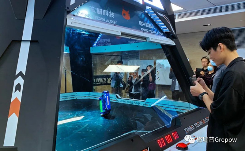 玄智科技同事在新辦公場所，展示了輕量級(jí)格斗機(jī)器人表演