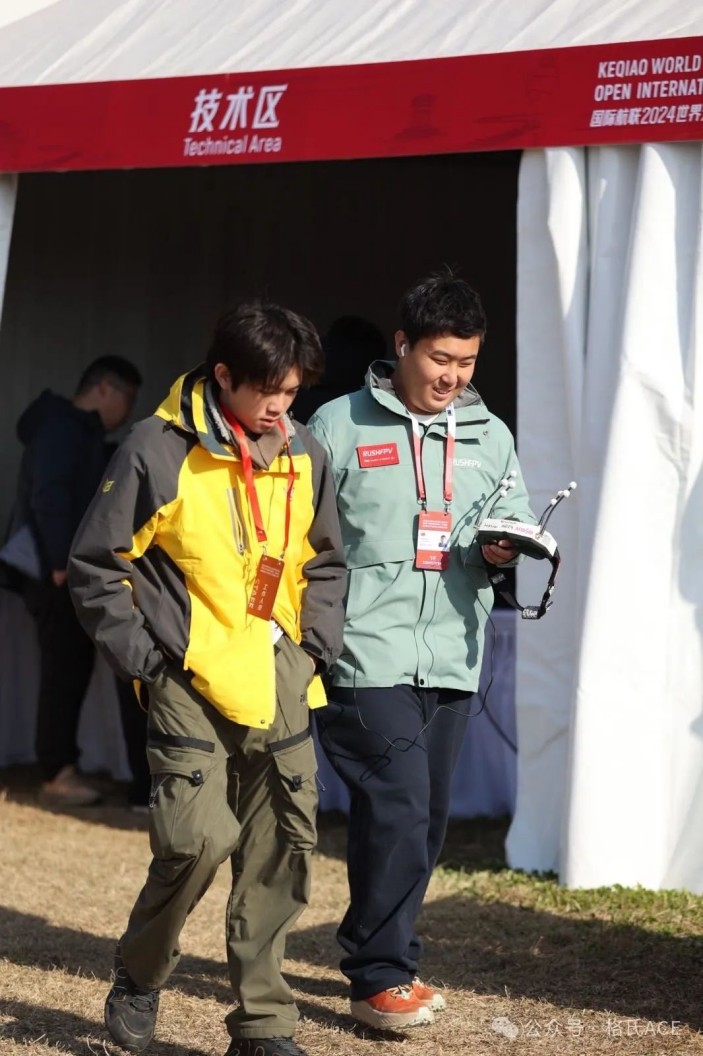 左云飛屹、右李冠辰