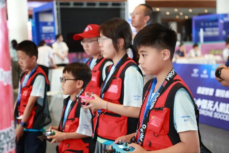 無(wú)人機(jī)足球比賽中 無(wú)人機(jī)足球比賽中