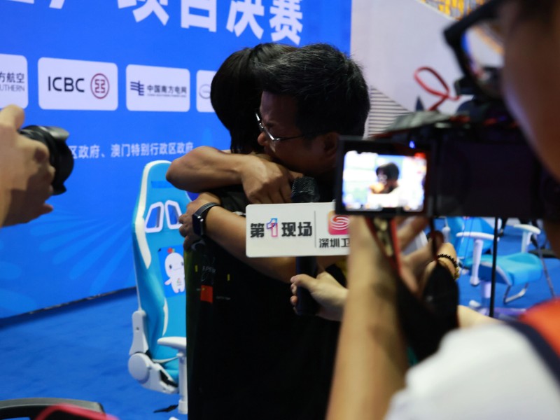 小白奪冠，師傅黃教練忍不住淚灑現(xiàn)場