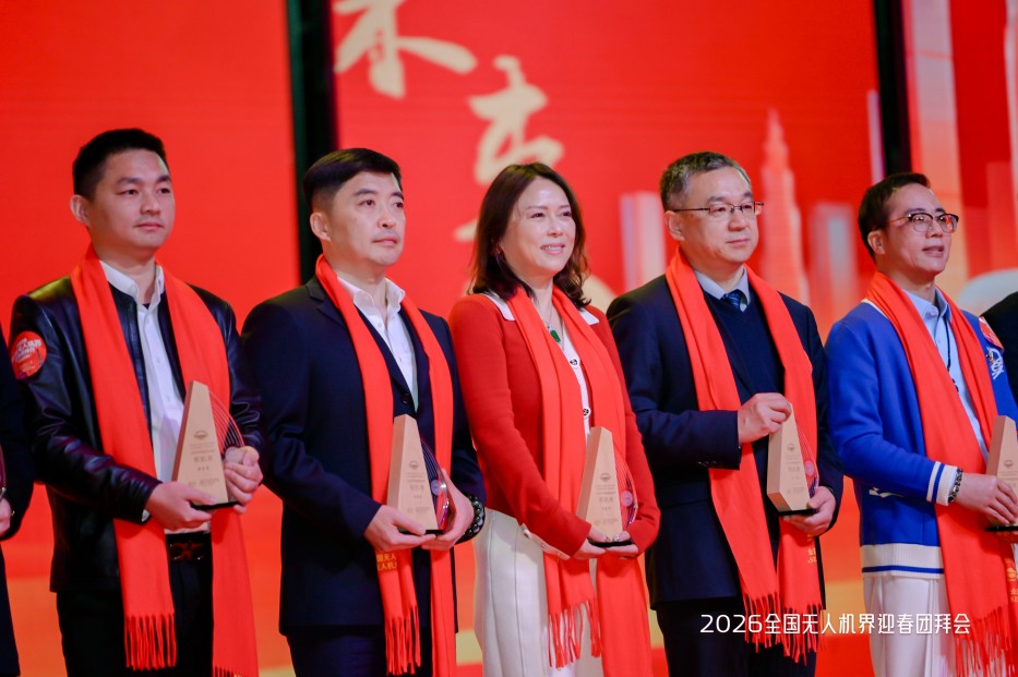 左二為副總經(jīng)理陳波海先生